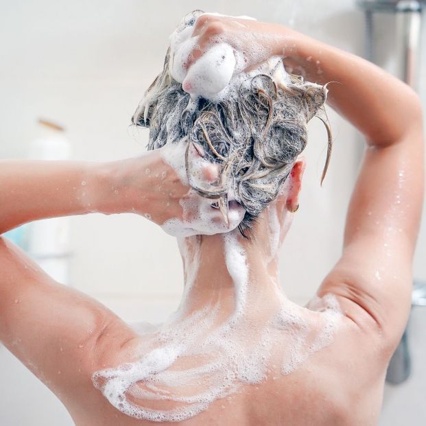 Así hay que lavarse el pelo, según los expertos