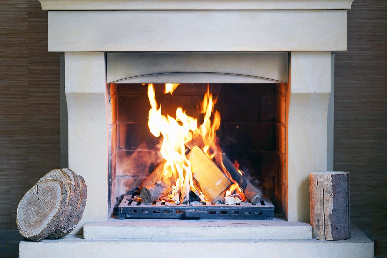 Trucos para una chimenea perfecta: rejillas relucientes, cenizas sin polvo y cómo reavivar el fuego