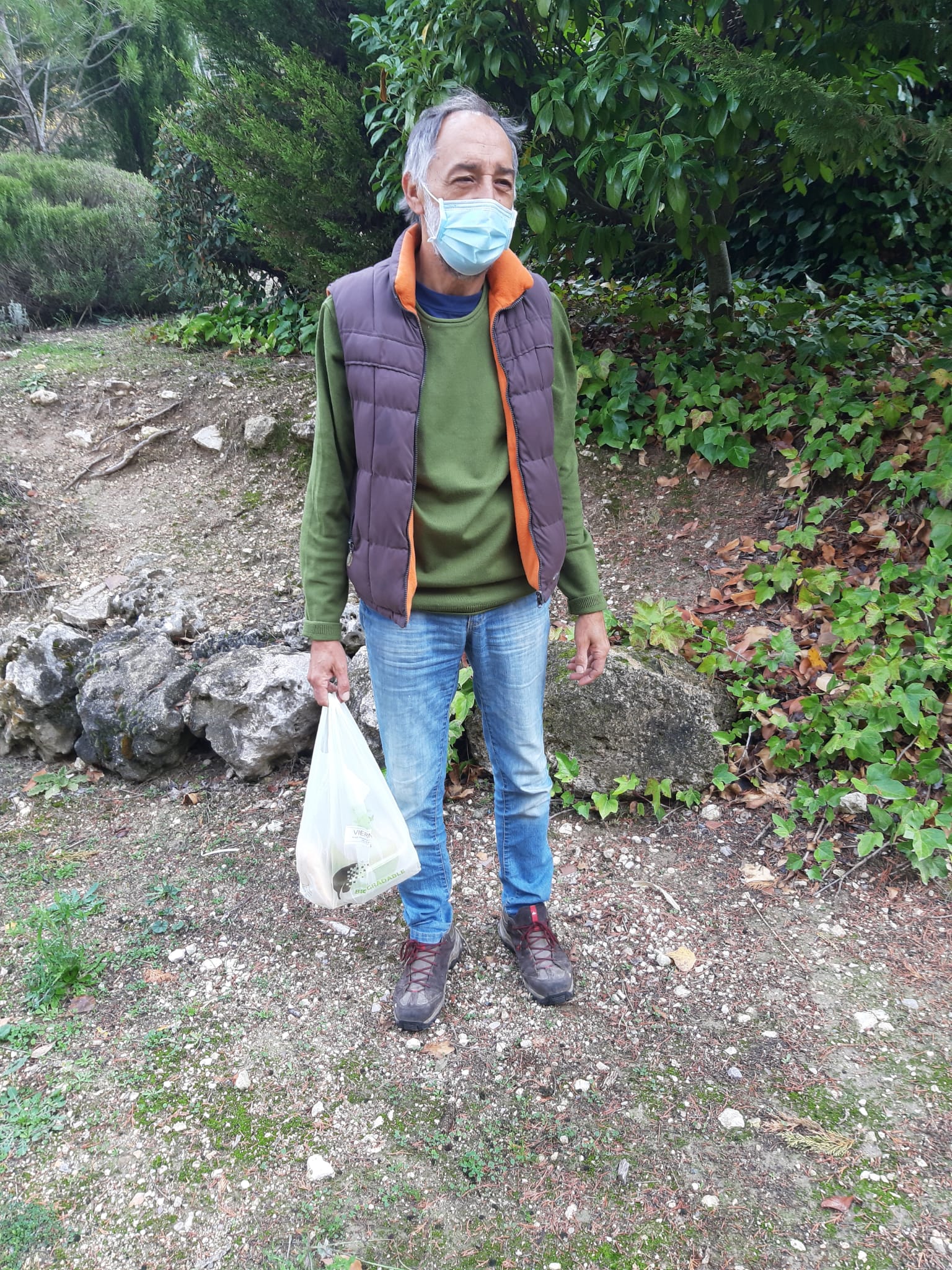 Ángel Pardo, vecino de Caspueñas, con su menú del proyecto %22Como en casa%22 Ángel Pardo, vecino de Caspueñas, con su menú del proyecto %22Como en casa%22
