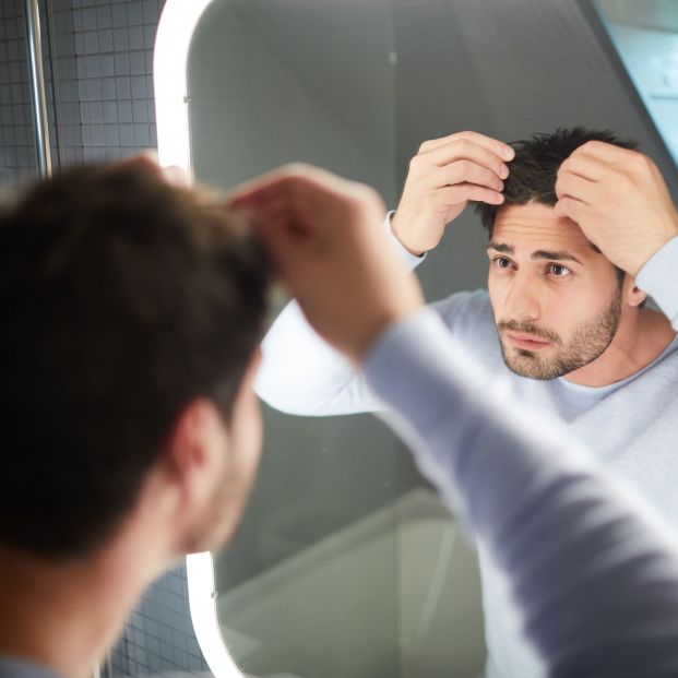 La caída de cabello afecta tanto a hombres como a mujeres en primavera (bigstock)