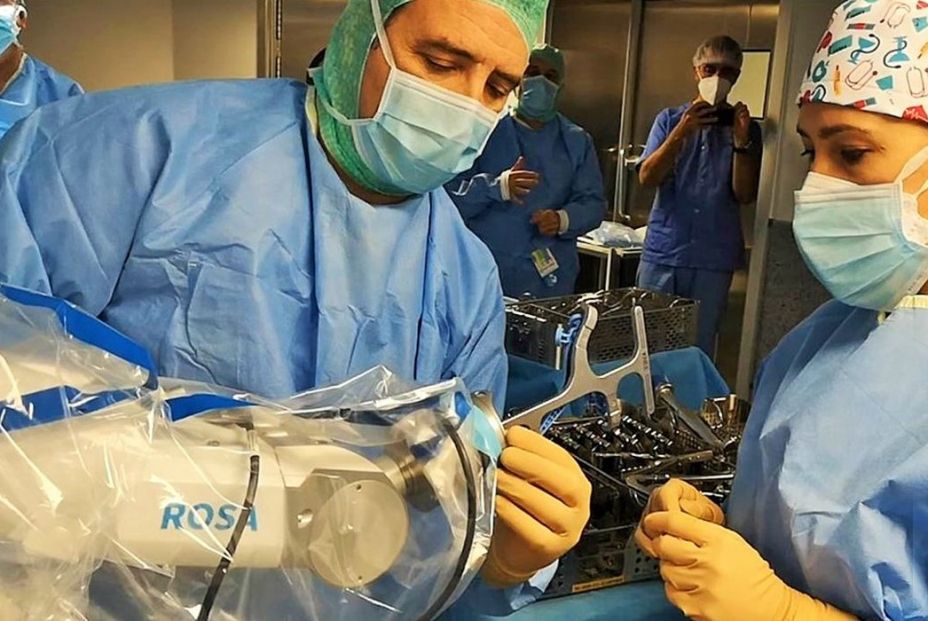 Realizan los primeros implantes de prótesis de rodilla con cirugía robótica en España