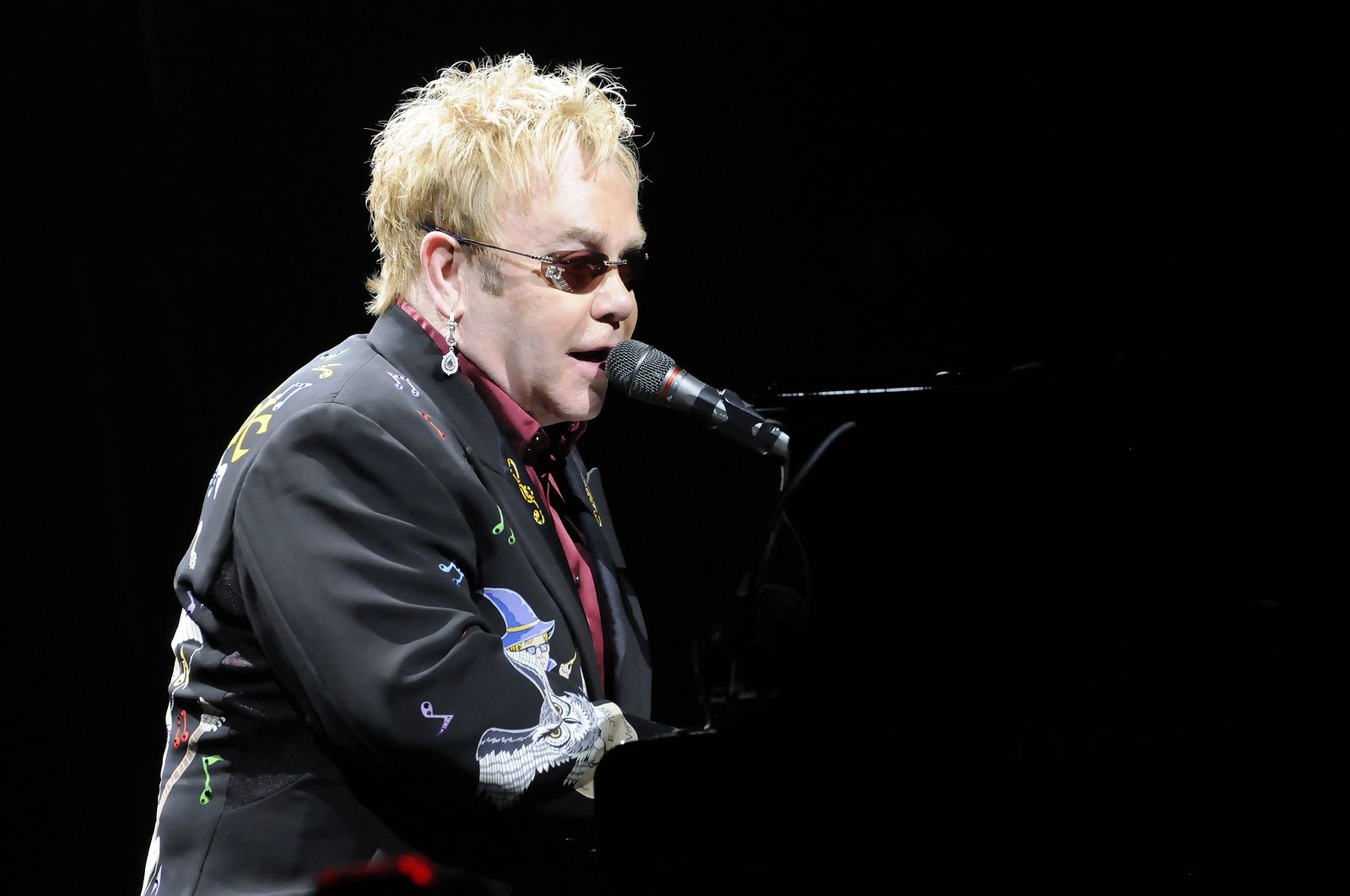 Elton John, tres grandes éxitos que definieron su carrera (big stock )