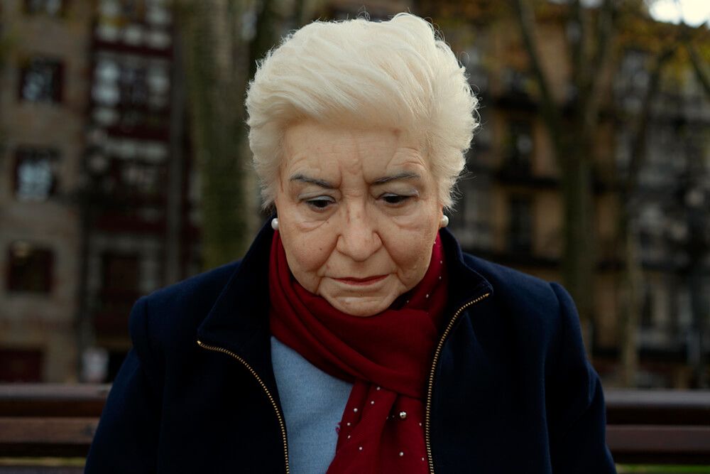 Mercedes la escultura que denuncia la invisible soledad de los mayores sigue recibiendo premios