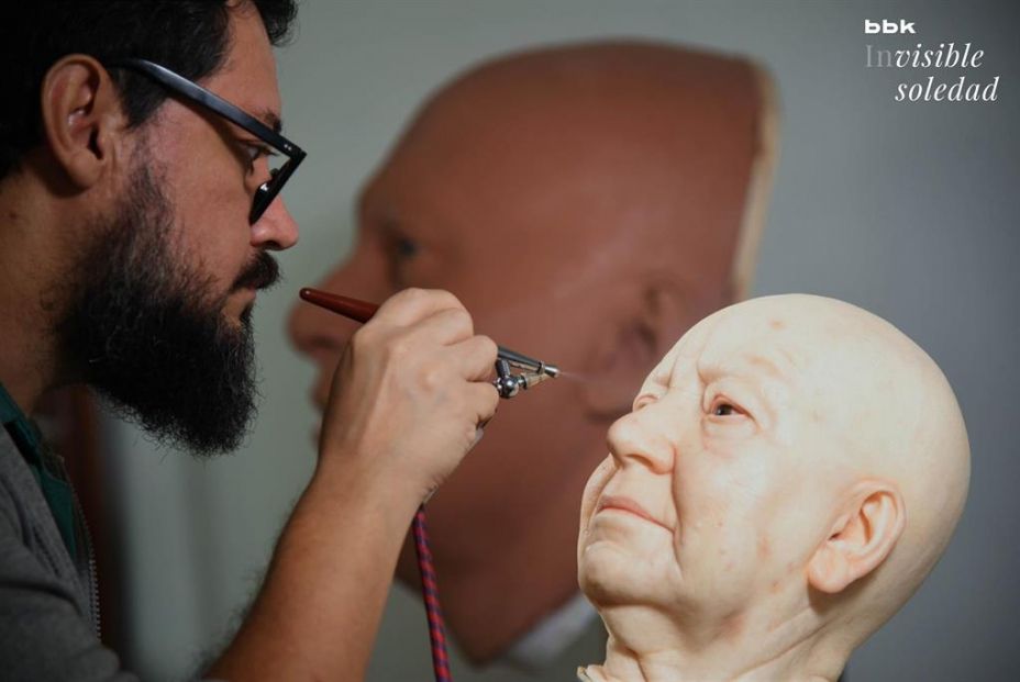 Mercedes la escultura que denuncia la invisible soledad de los mayores sigue recibiendo premios
