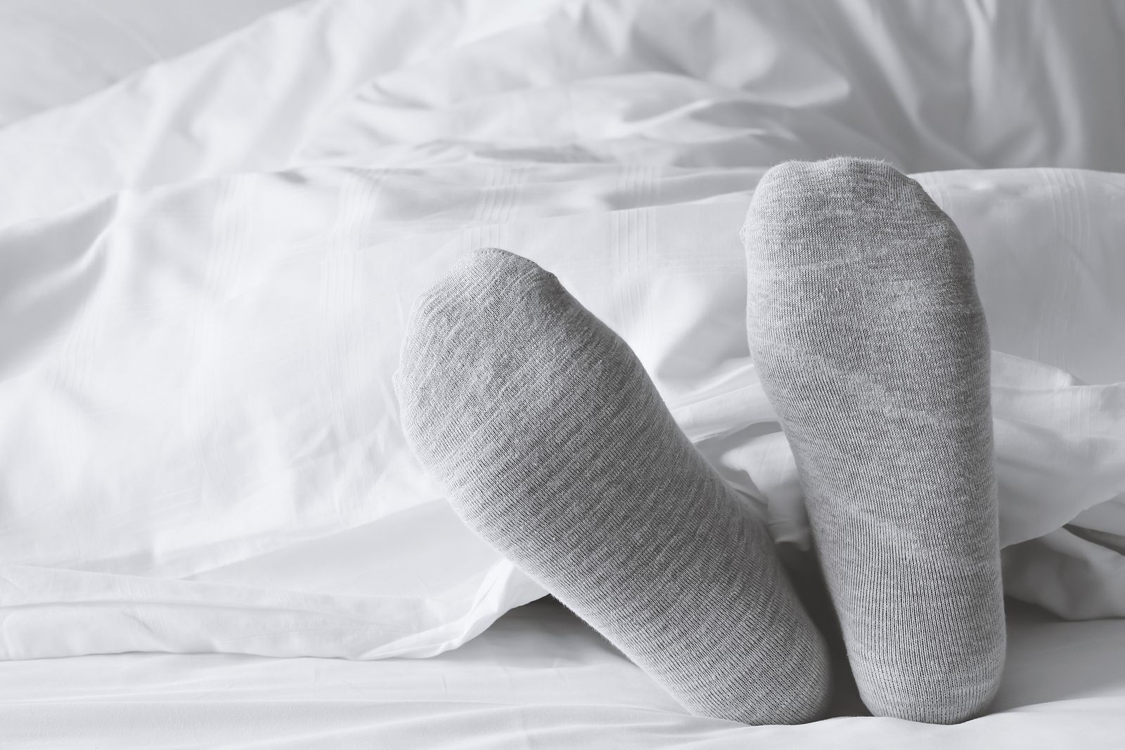 ¿Es bueno o malo dormir con los calcetines puestos?