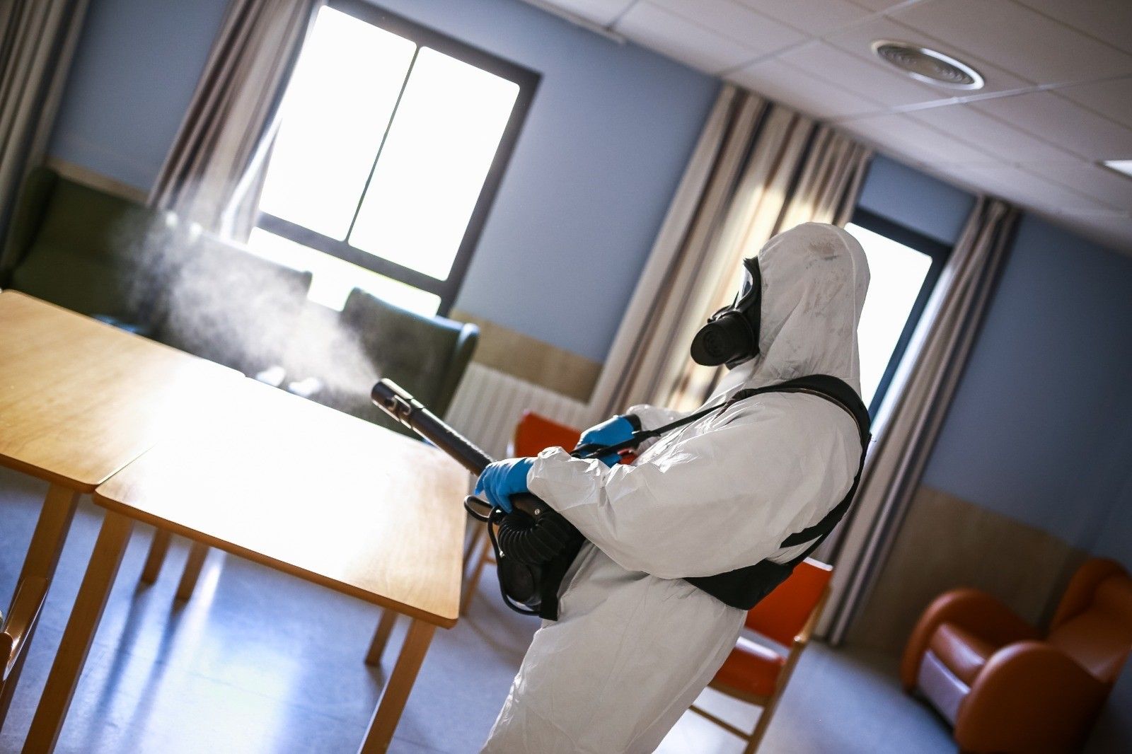 EuropaPress 3407563 desinfectan forma integral fin semana residencias mayores san fernando