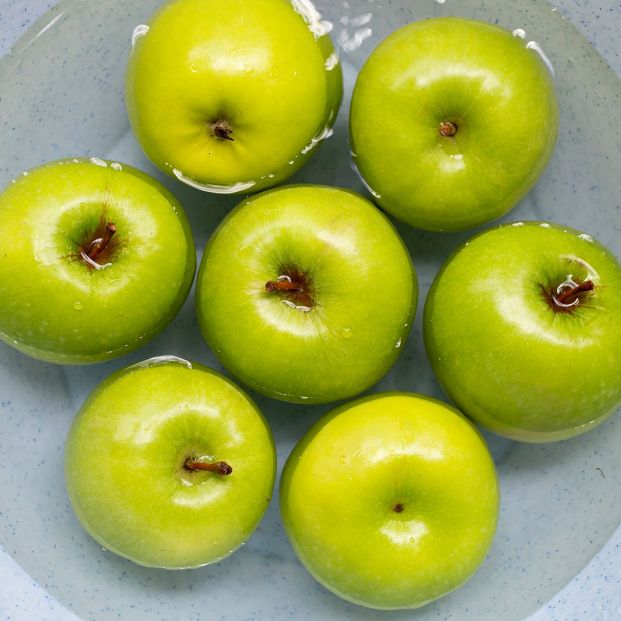 bigstock Soak Green Apples In Water Wa 371685025