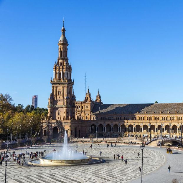 Fuentes bonitas España. Plaza España Sevilla (bigstock) Fuentes bonitas España. Plaza España Sevilla (bigstock)