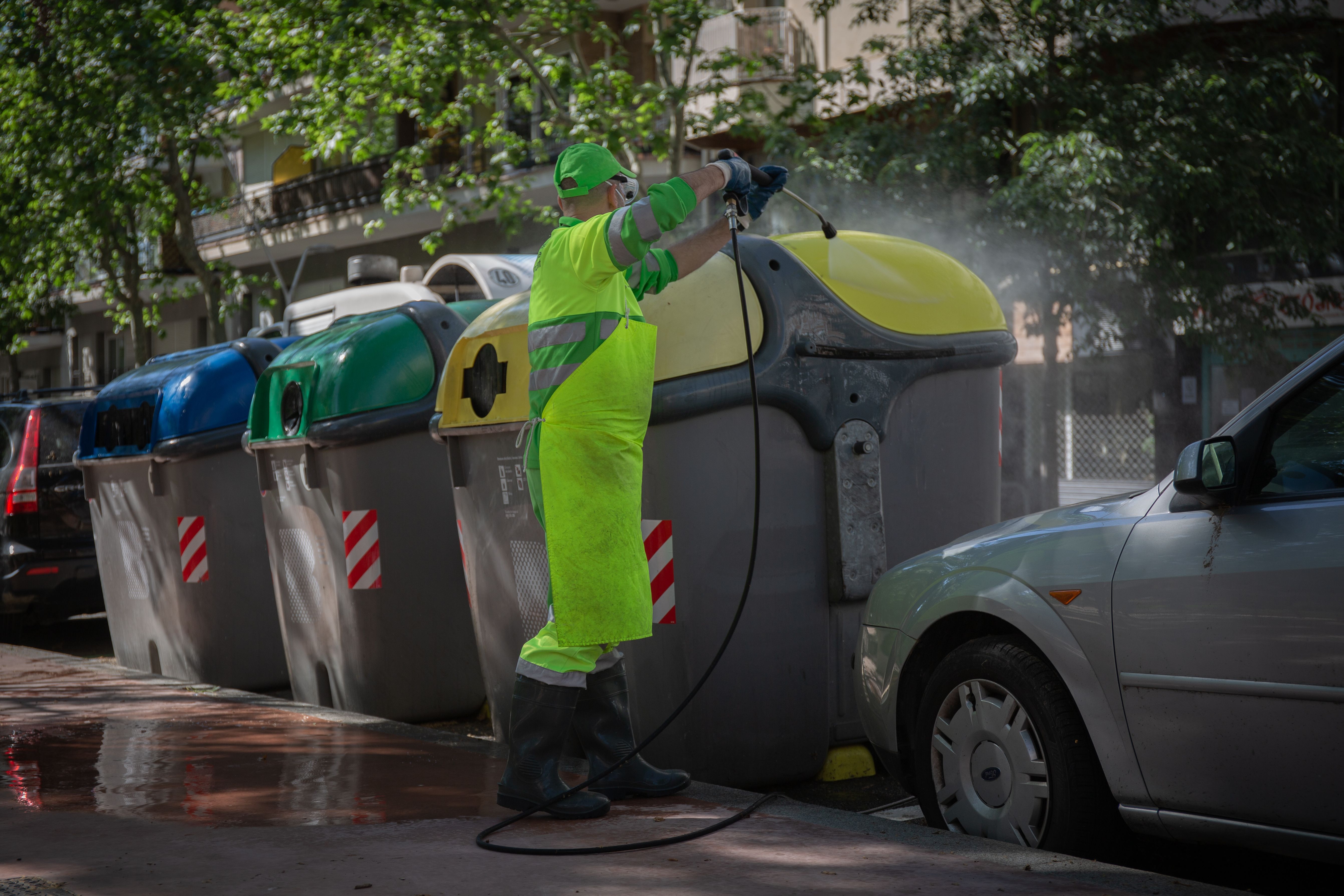 Los hogares con positivos de coronavirus o en cuarentena deben usar tres bolsas de basura