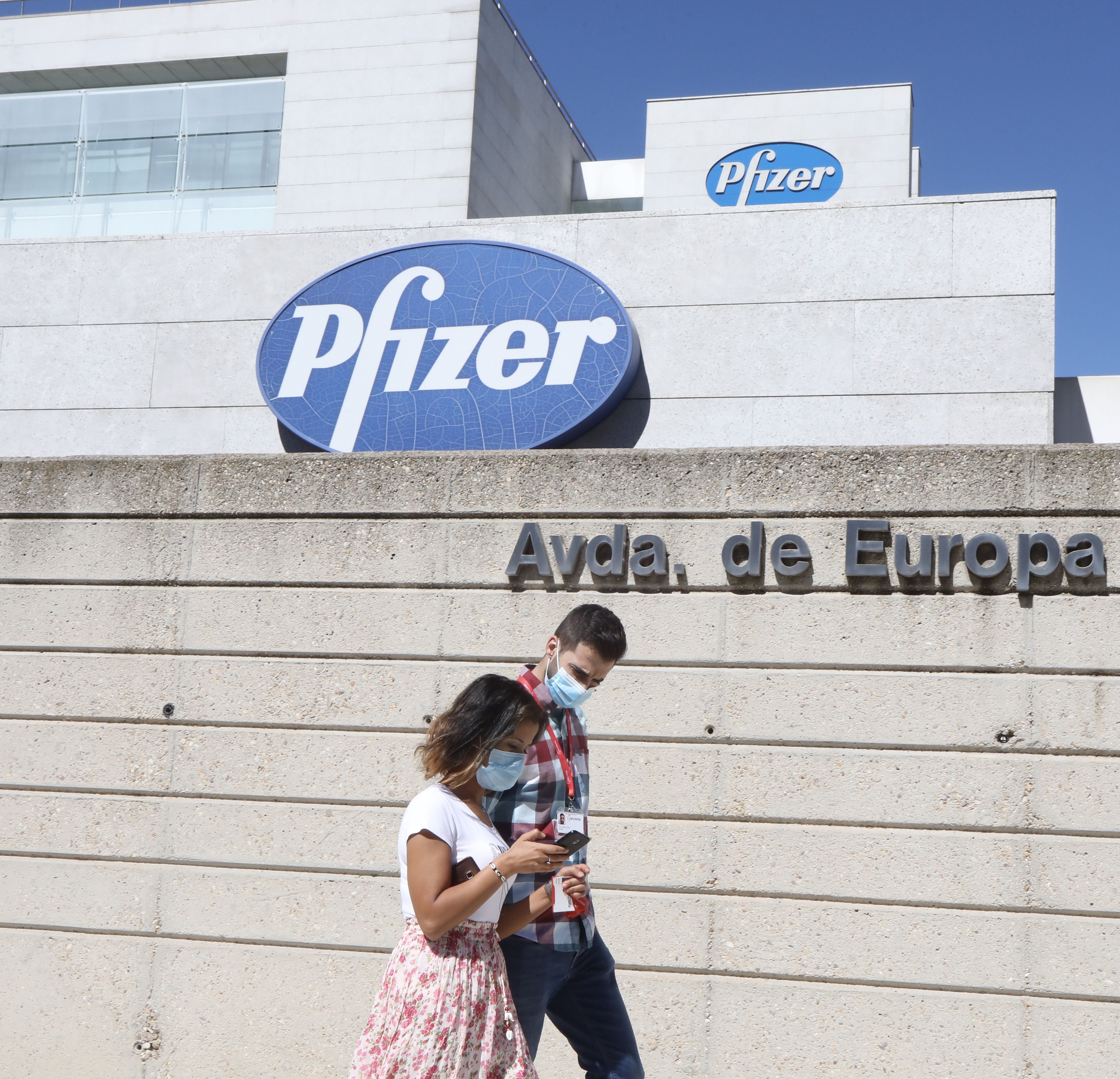 Bruselas aprueba el acuerdo con Pfizer para comprar hasta 300 millones de dosis de su vacuna