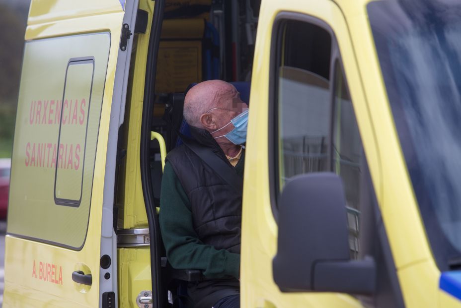 EuropaPress 3421541 anciano permanece dentro ambulancia ser trasladado residencia ancianos san