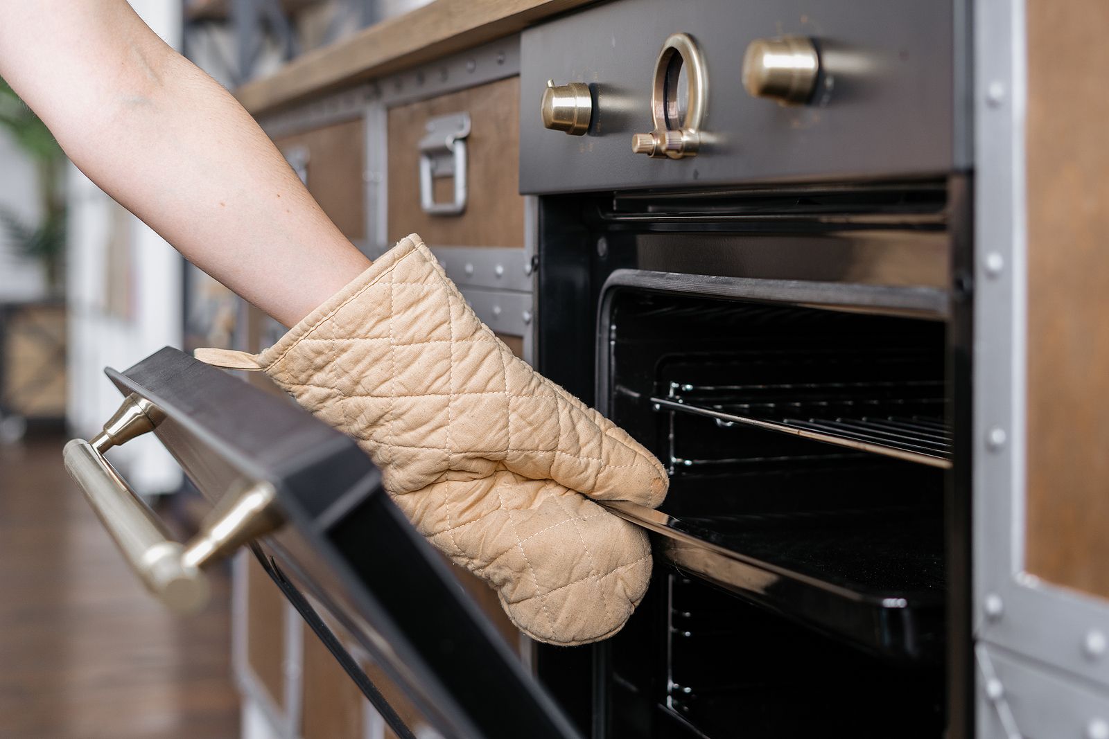 Truco para eliminar la grasa incrustada en la bandeja del horno