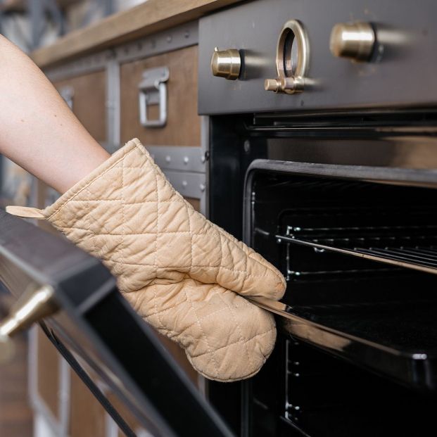 Truco para eliminar la grasa incrustada en la bandeja del horno