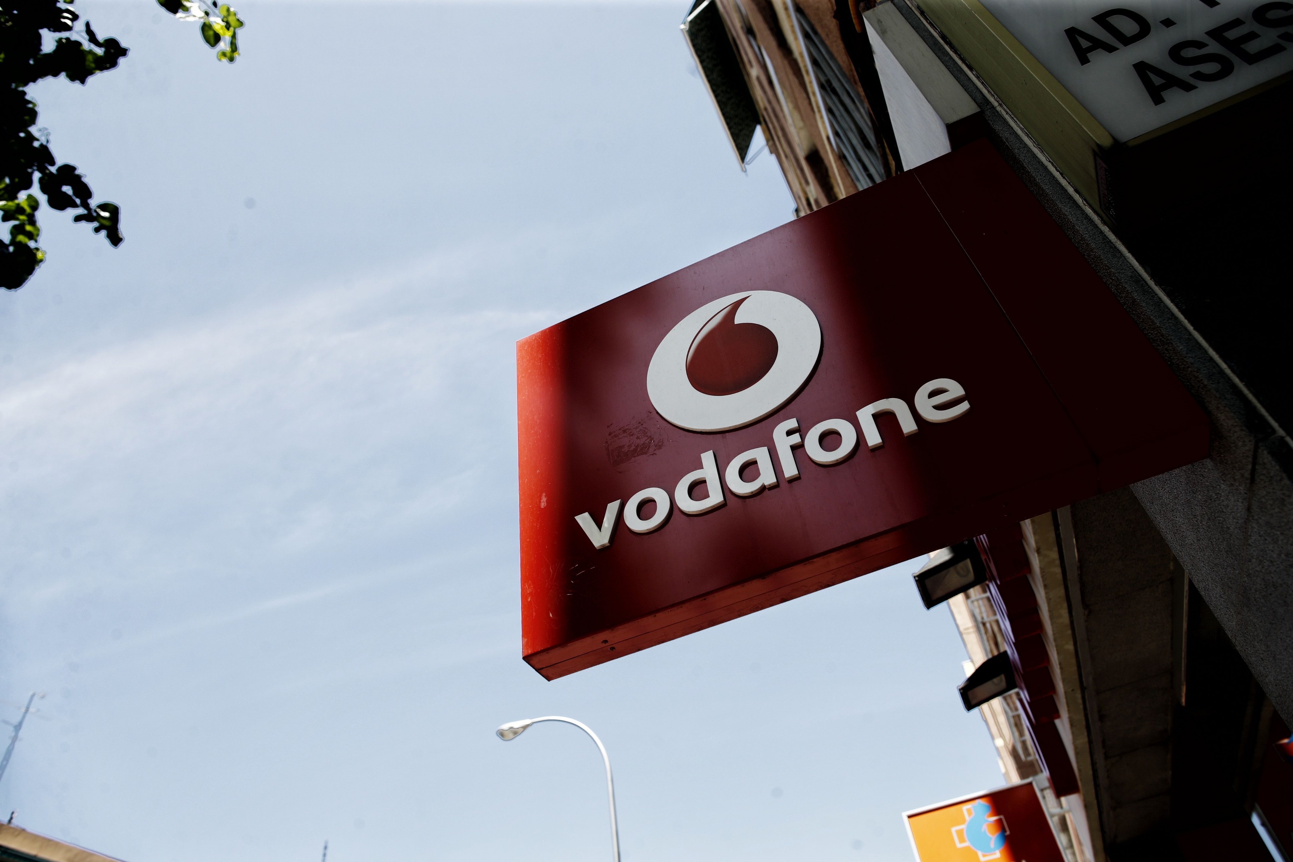 Vodafone España ingresa 1.056 millones y gana clientes móviles de contrato, fibra y televisión