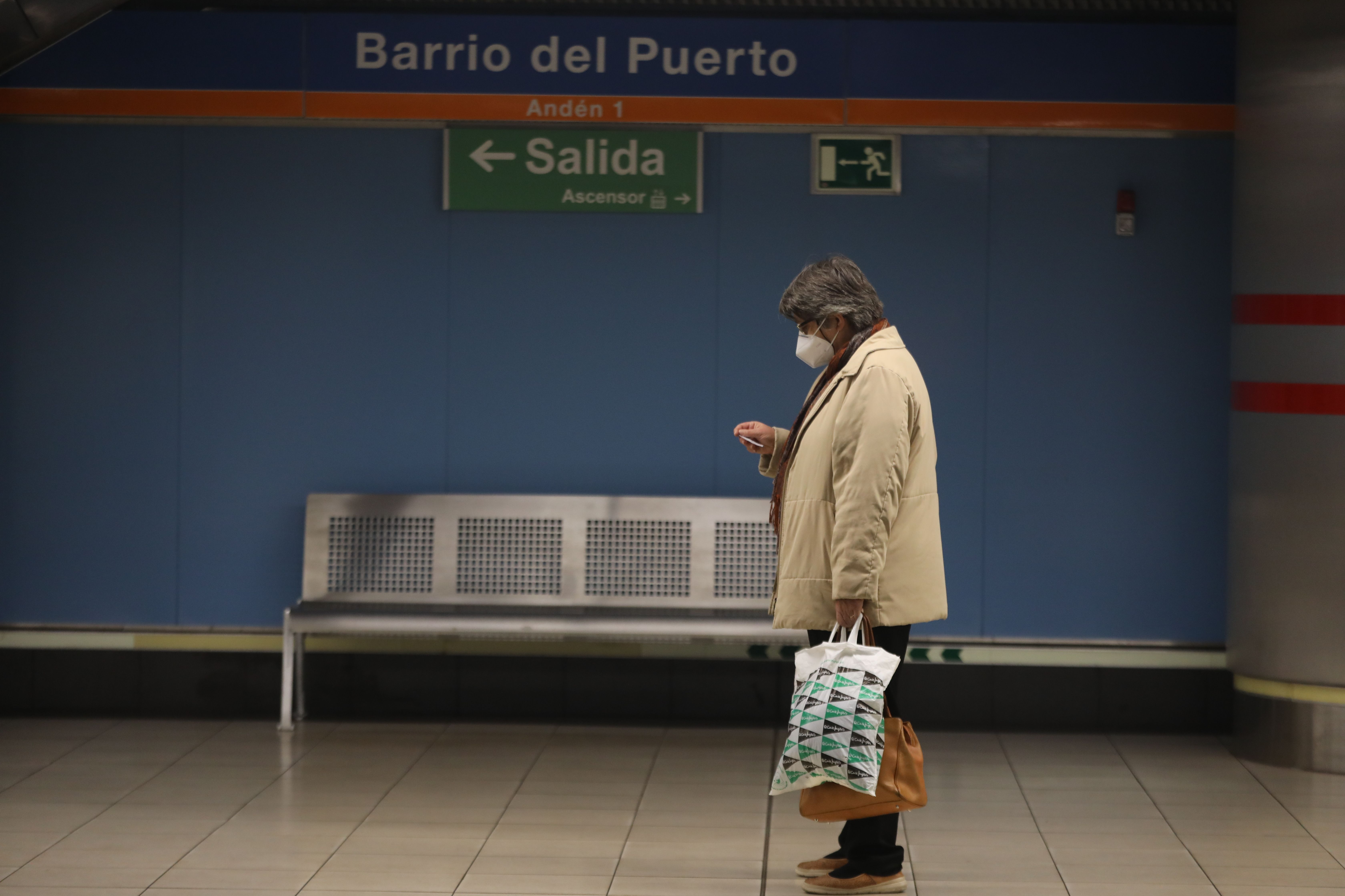 EuropaPress 3411499 mujer camina instalaciones metro barrio puerto zona basica salud doctor