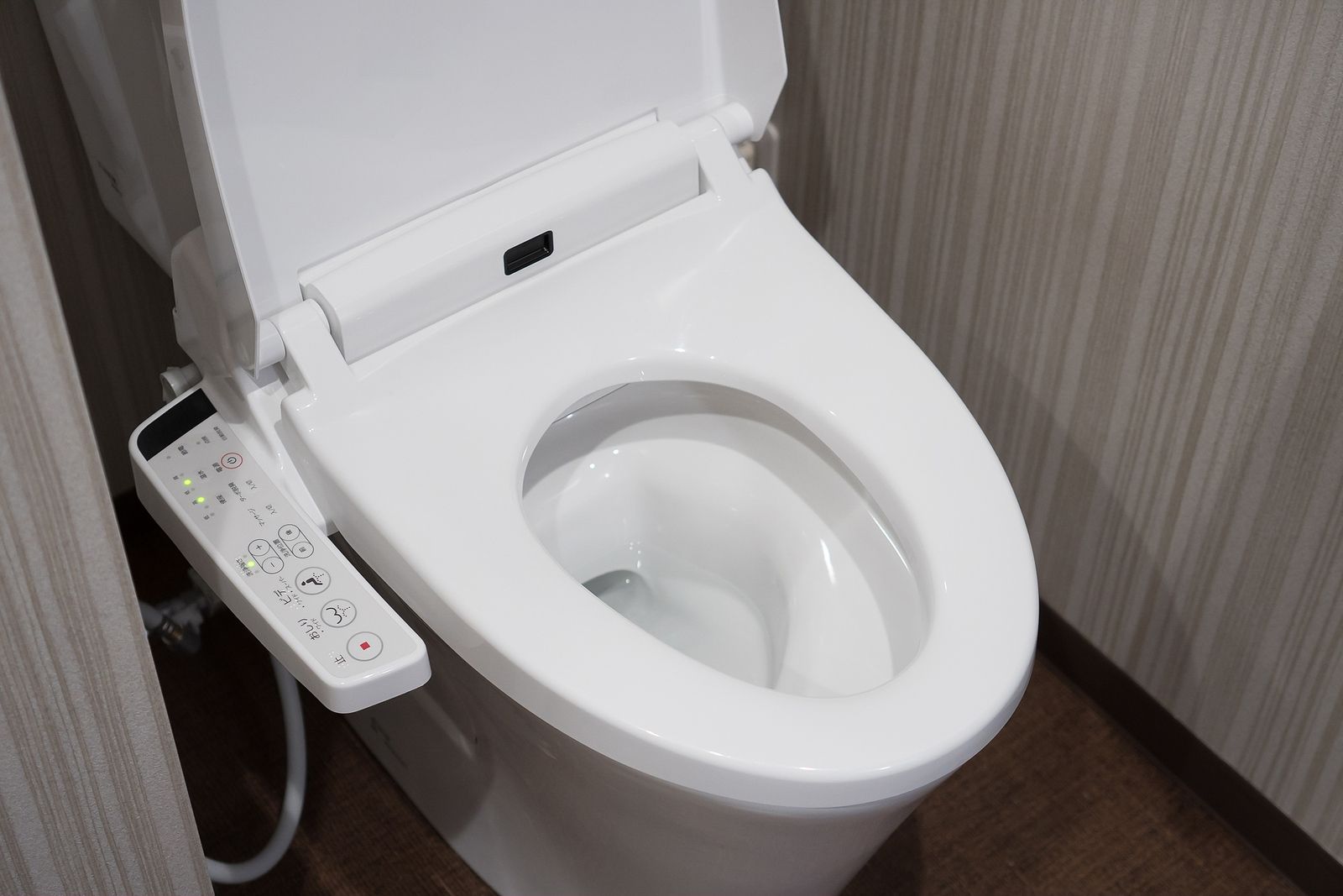 https://www.65ymas.com/uploads/s1/47/15/71/bigstock-modern-high-tech-toilet-with-e-342512476.jpeg