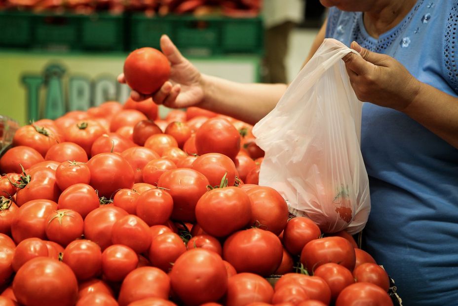 El truco para abrir fácilmente las bolsas de la fruta y la verdura del supermercado