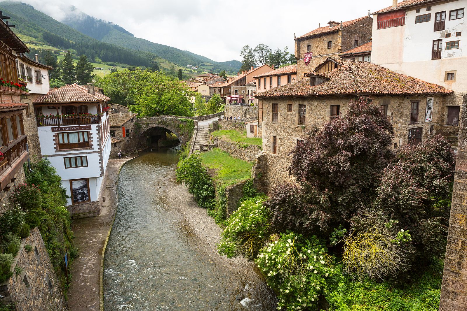 Los 116 pueblos más bonitos de España: lista completa por comunidades (Potes) (BigStock)