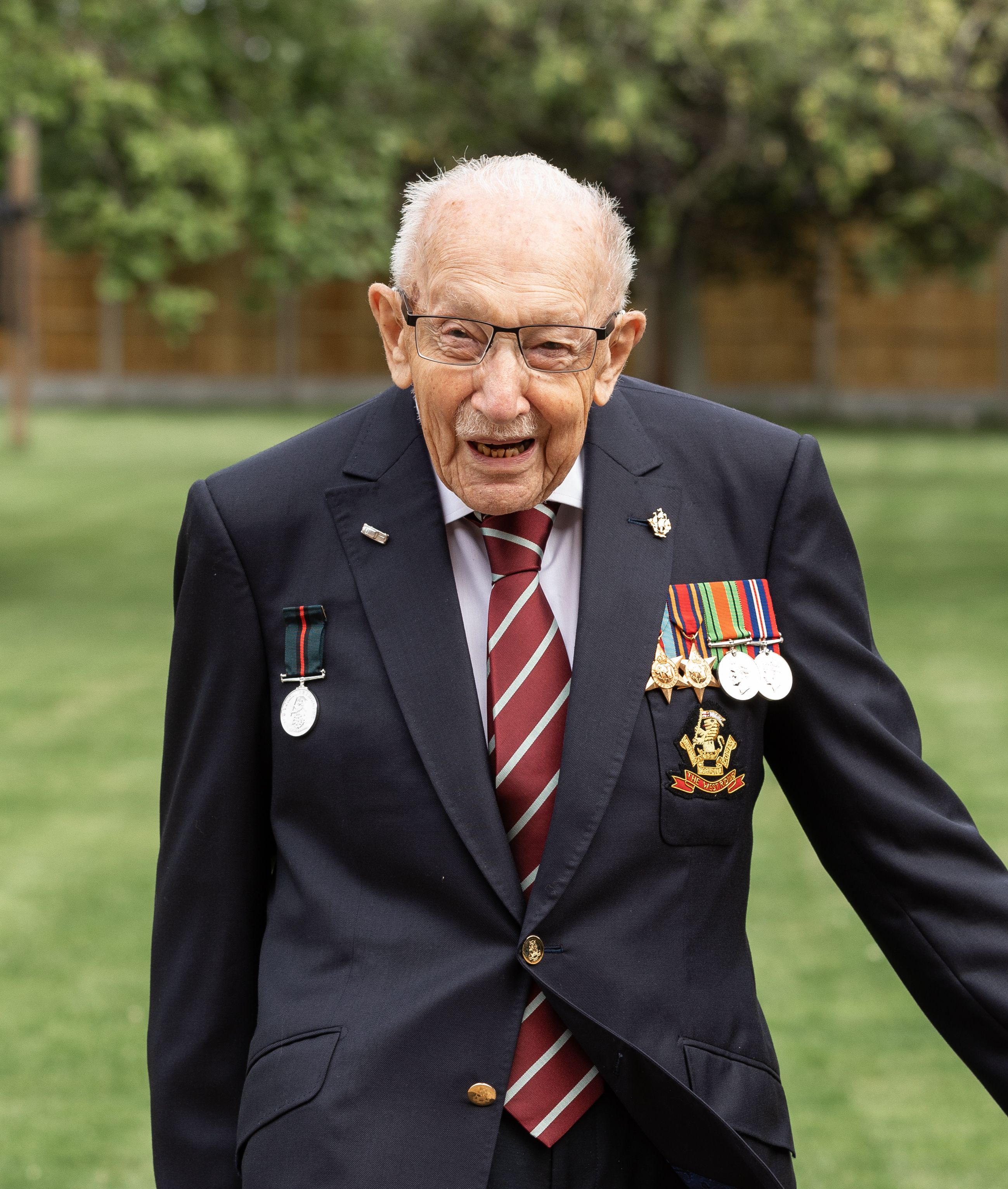 La hazaña del capitán Moore: así se ha convertido este inglés de 100 años en héroe nacional