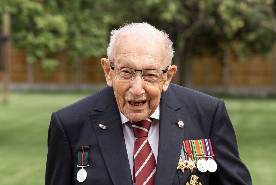 La hazaña del capitán Moore: así se ha convertido este inglés de 100 años en héroe nacional