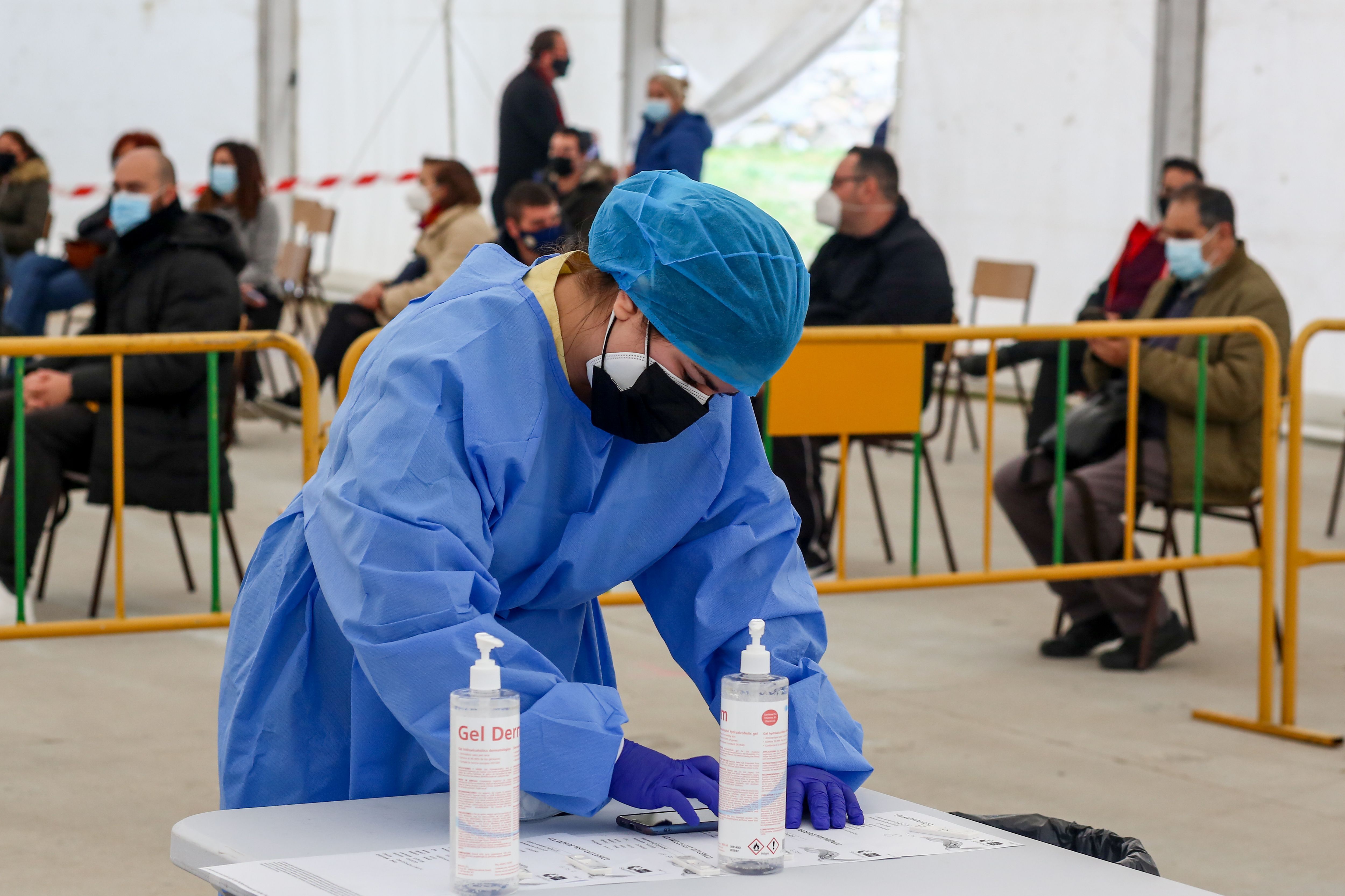 Sanitarios advierten de los peligros de realizar test de antígenos generalizados