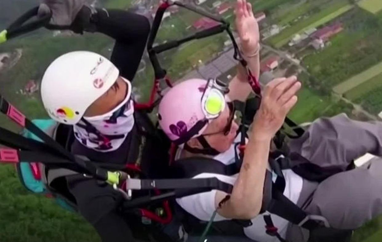 VÍDEO: Se convierte a los 105 años en la persona con más edad en volar en parapente