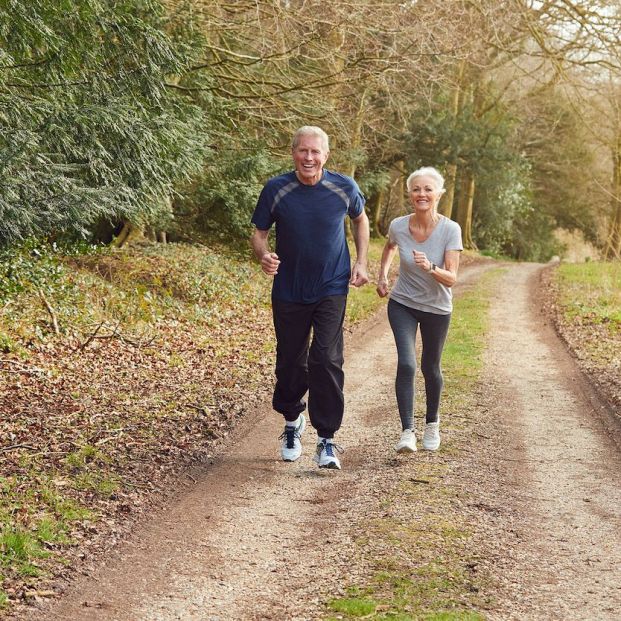 Caminar, ir en bicicleta y practicar natación son los deportes más recomendados para frenar la artrosis