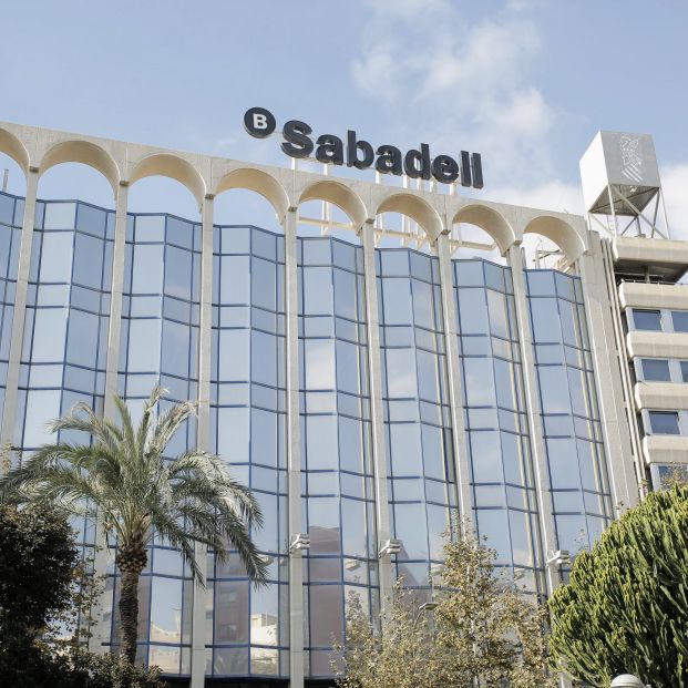 BBVA-Sabadell: cómo te afectará la posible fusión si eres cliente de estos bancos