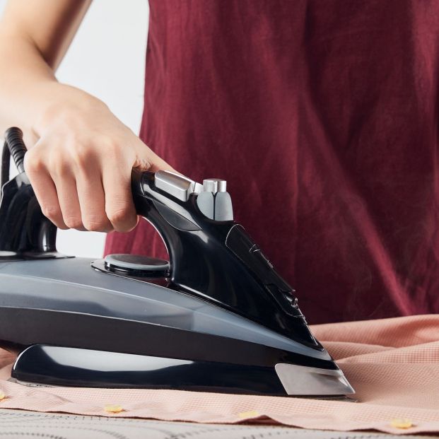 ¿Has quemado la ropa planchando o te han aparecido brillos? Estos son los trucos para solucionarlo