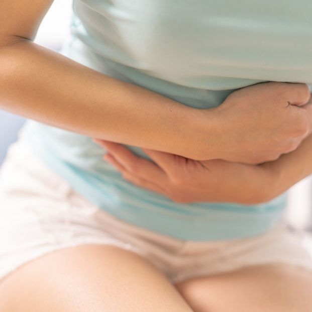 Mujer con dolor de estómago (bigstock)