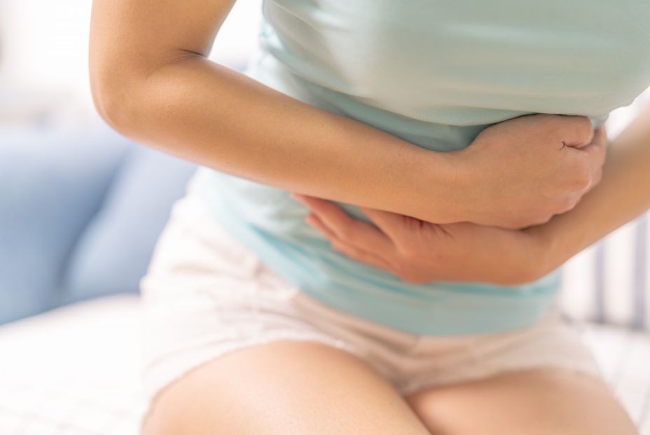 Mujer con dolor de estómago (bigstock)