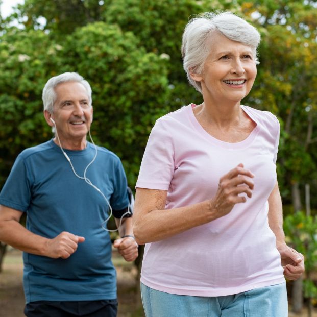 Pareja corriendo (bigstock)