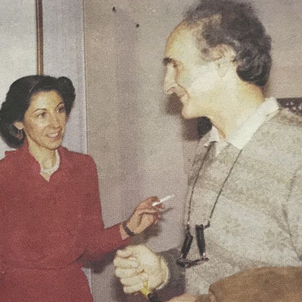 Nieves Fernández con Chillida en una foto que aún conserva en su despacho Nieves Fernández con Chillida en una foto que aún conserva en su despacho