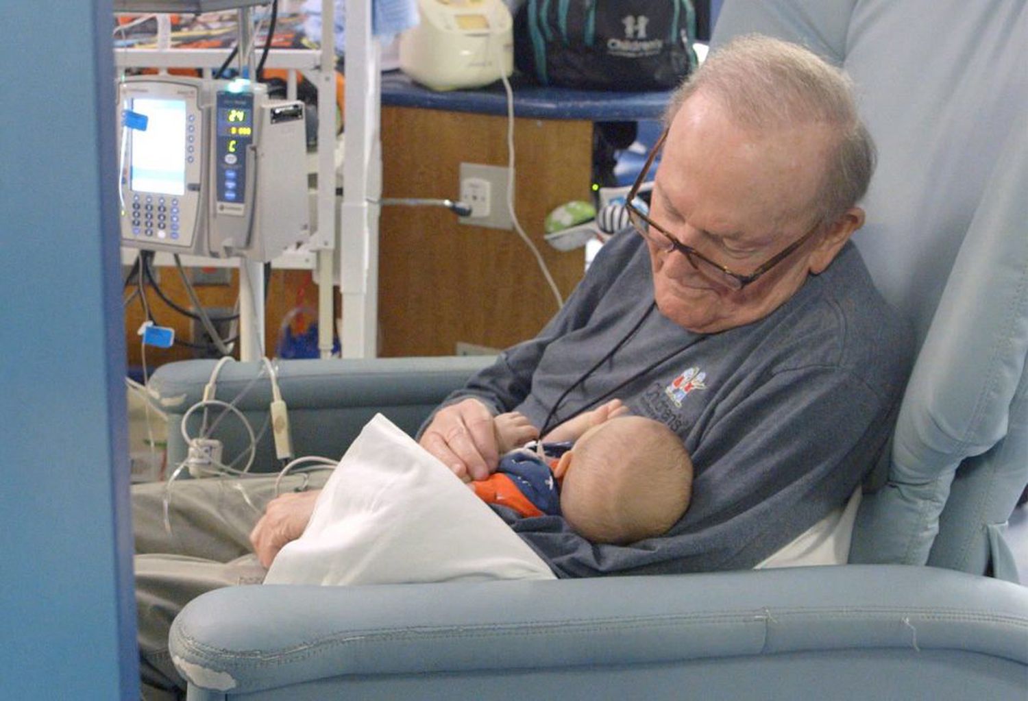 Adiós al ‘abuelo de la UCI', el hombre que abrazaba a bebés prematuros cuando sus padres no podían