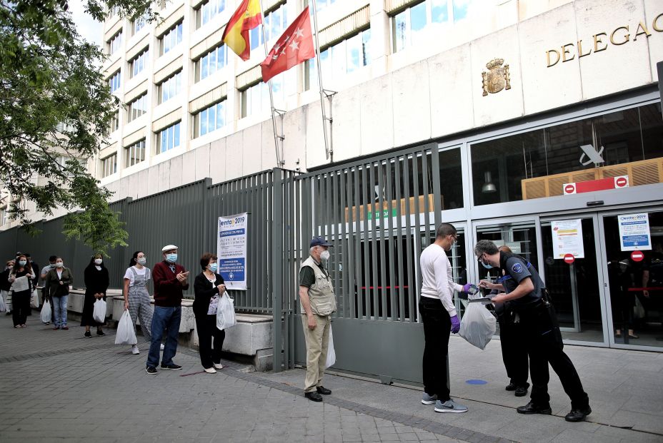 Varias personas esperan para entrar en una delegación de Hacienda (FOTO, EUROPA PRESS)