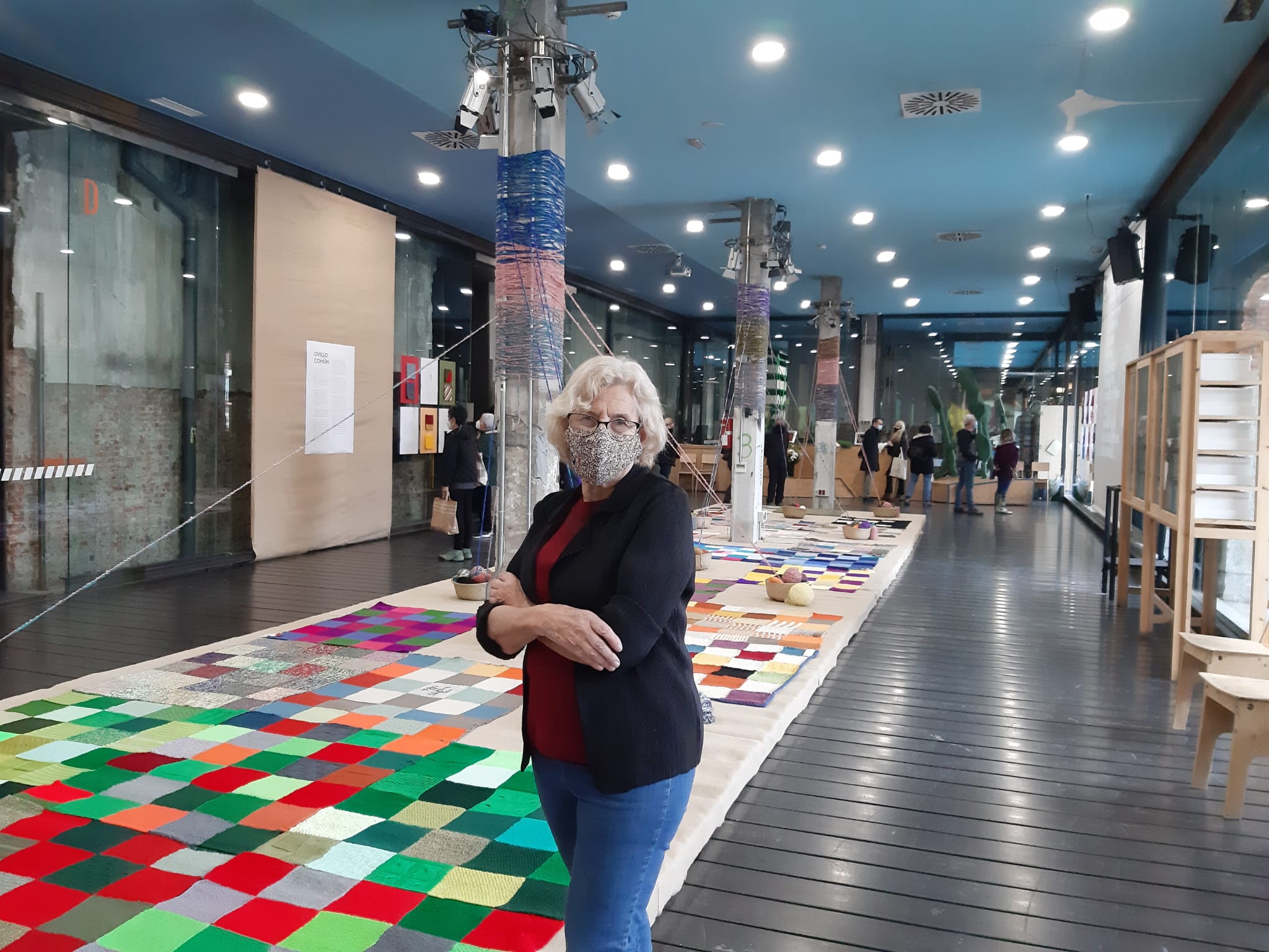 Manuela Carmena presenta su último proyecto, Ovillo Común, tejido durante el confinamiento