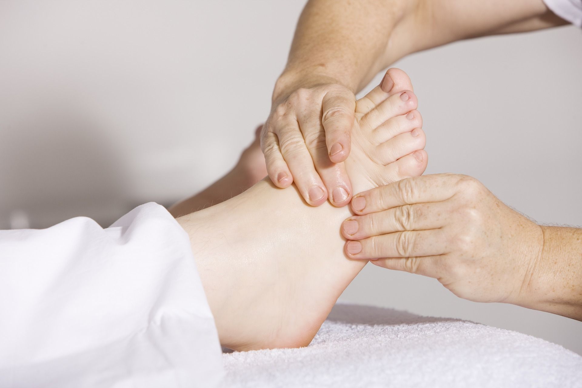 Ejercicios y masajes de fisioterapia ayudan a lograr un mejor apoyo que reduzca el riesgo de caídas (Creative commons)
