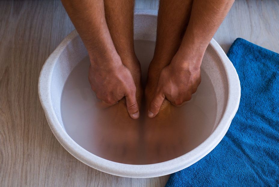 Agua de cocer la pasta para aliviar el dolor de pies y otras utilidades