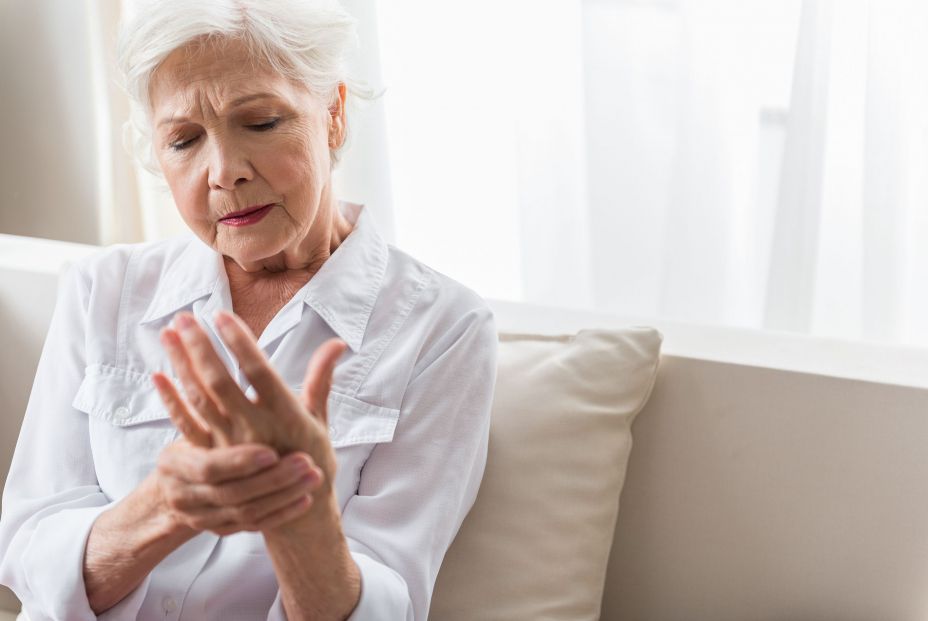 Mujer dolor crónico en la mano (bigstock)