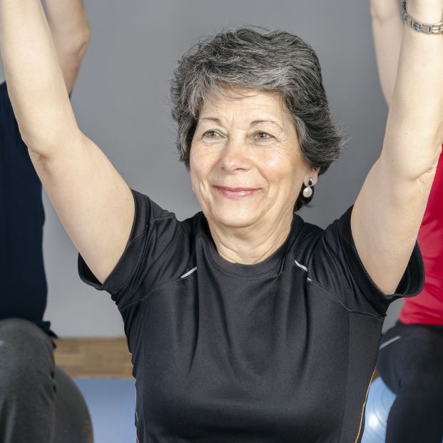 Mujer haciendo yoga (bigstock)