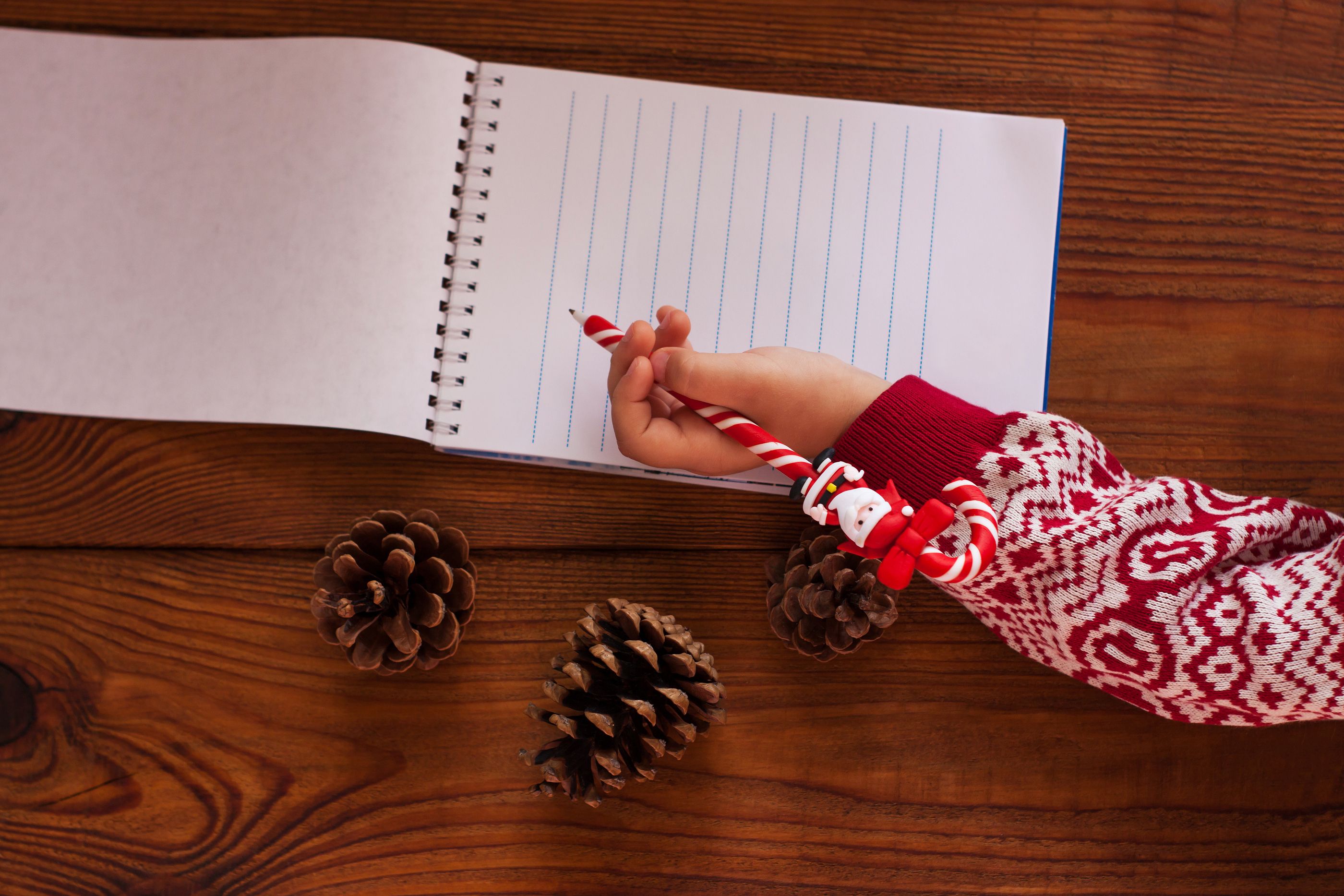 Niños valencianos escriben cartas navideñas a mayores que viven en residencias 