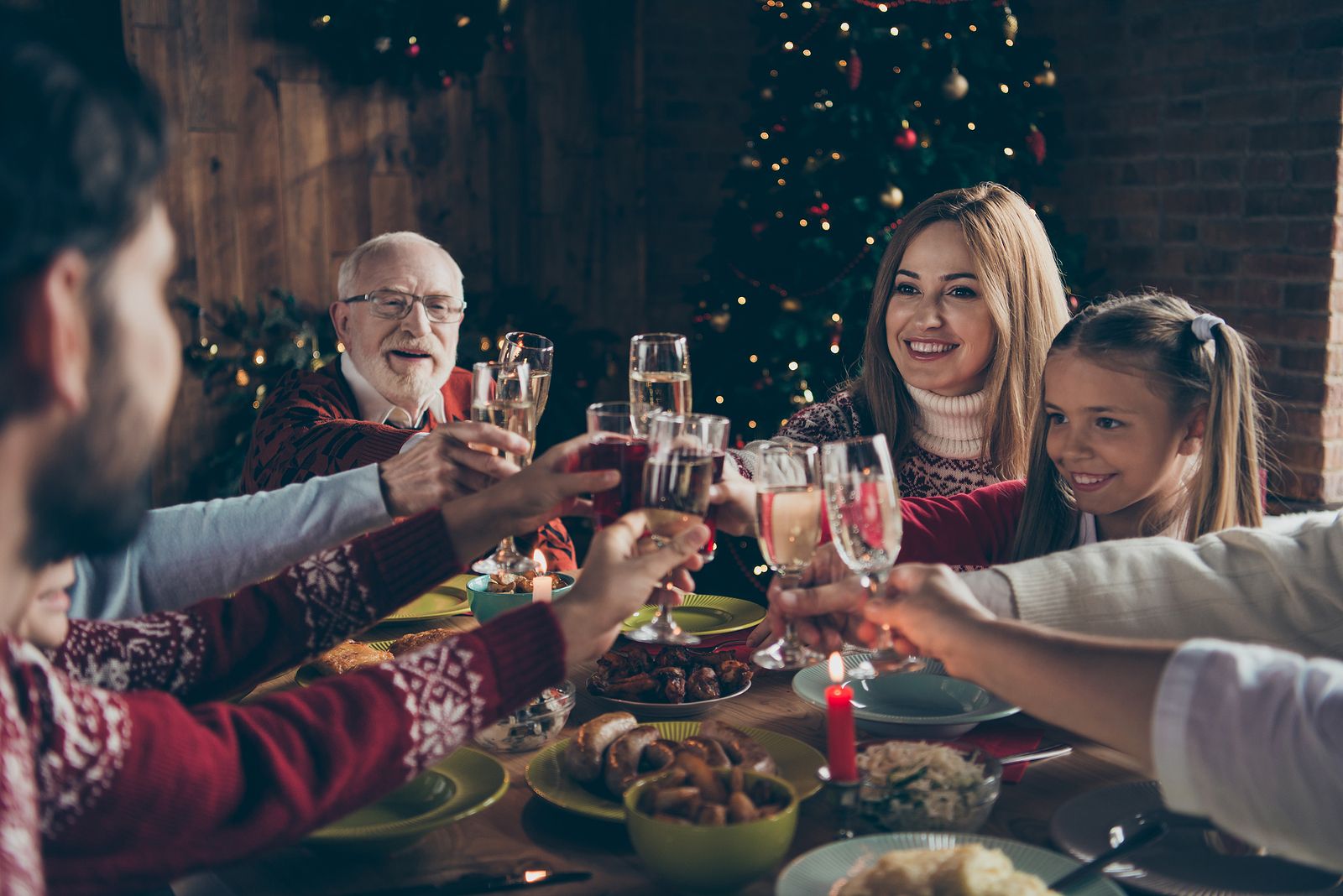 Polémica en Francia: un político manda a los abuelos "a comer a la cocina" esta Navidad