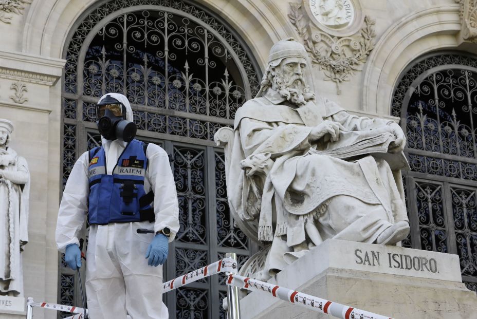 EuropaPress 3164705 agentes ume mochilas nebulizadoras participan desinfeccion escaleras