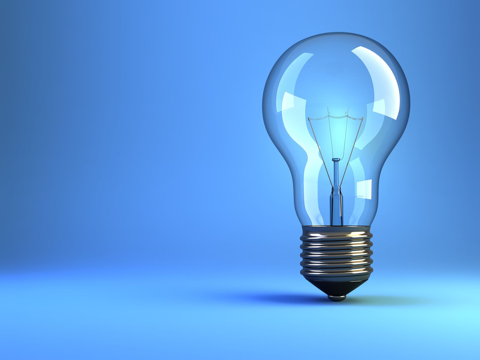 ¿Cómo puedes ayudar las bombillas inteligentes a las personas mayores? (big stock)