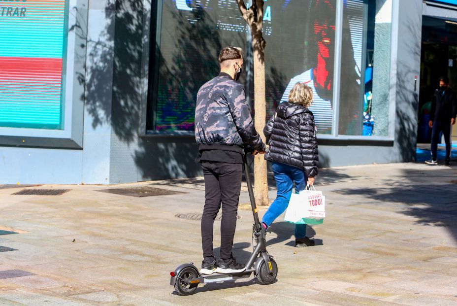 EuropaPress 3358362 joven pasea patinete centrica calle fuencarral madrid espana octubre 2020 EuropaPress 3358362 joven pasea patinete centrica calle fuencarral madrid espana octubre 2020