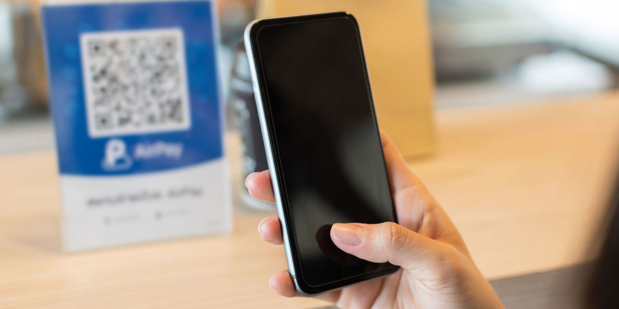 Cuidado con los códigos QR que escaneas con tu móvil, puedes ser víctima de un fraude (Foto Bigstock) 2