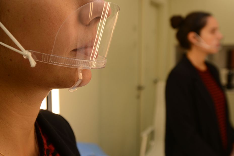 Enfermeros avisan de que las mascarillas transparentes de PVC que llevan 'influencers' no protegen del Covid-19