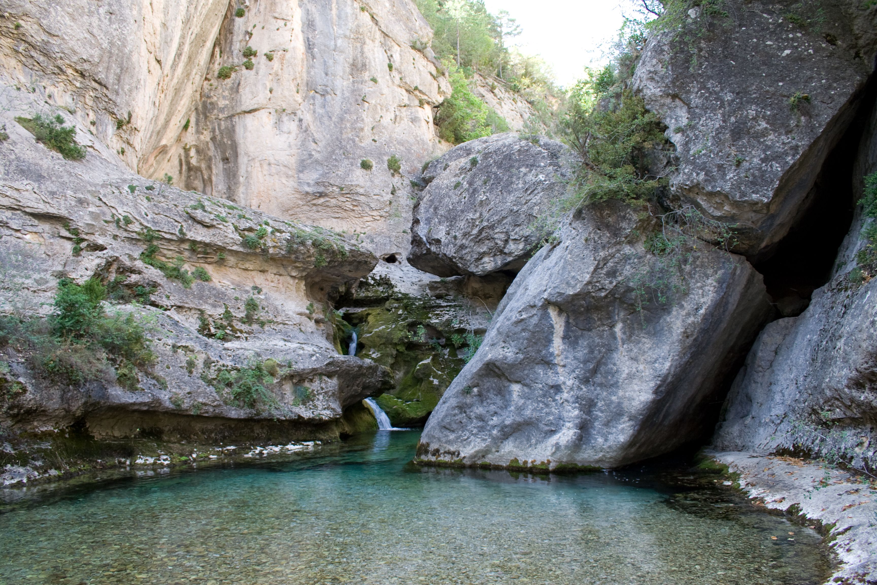 El nacimiento del río Pitarque y otros parajes del Maestrazgo turolense (Wikimedia Commons)