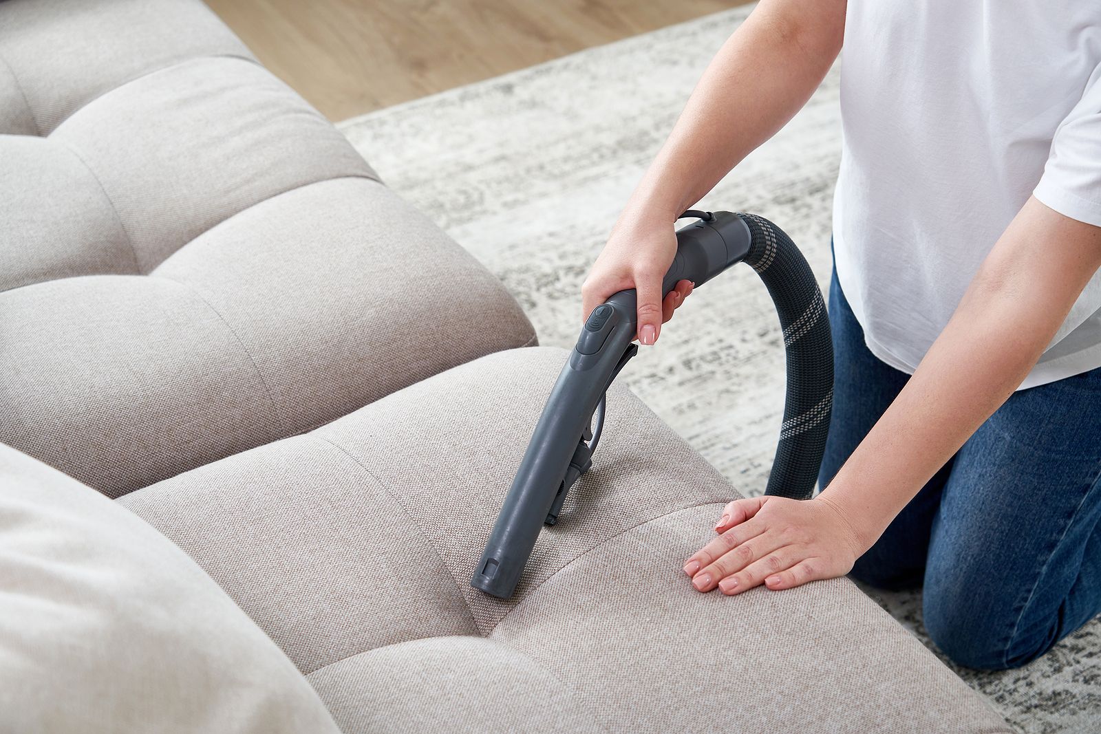 Trucos caseros para limpiar un sofá de tela