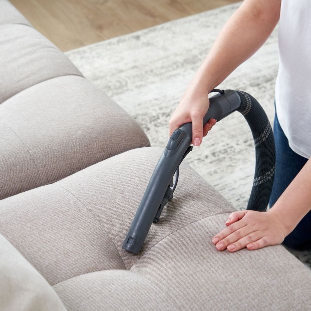 Trucos caseros para limpiar un sofá de tela sin aspiradora - UnoTV